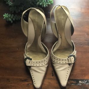 BCBG maxazria cream shoes preowned size 7.5